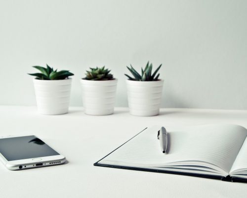 desk-smartphone-iphone-3076954.jpg